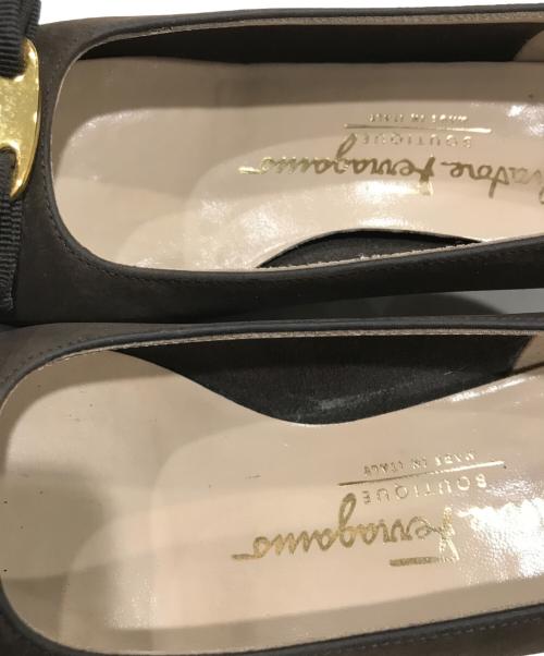 Salvatore Ferragamo（サルヴァトーレ フェラガモ）Salvatore Ferragamo (サルヴァトーレ フェラガモ) ヴァラリボンスウェードパンプス ブラウン サイズ:4 1/2の古着・服飾アイテム