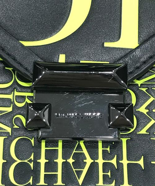 MICHAEL KORS（マイケルコース）MICHAEL KORS (マイケルコース) Whitney Large Newsprint Logo Leather Convertible Shoulder Bag ブラック×グリーンの古着・服飾アイテム