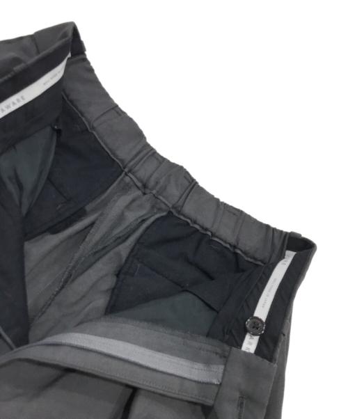 MARKAWARE（マーカウェア）MARKAWARE (マーカウェア) PLEATED WIDE TROUSERS/スラックス グレー サイズ:1の古着・服飾アイテム
