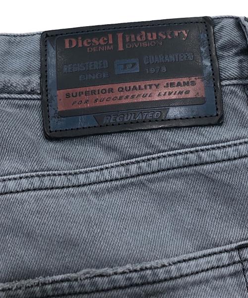 DIESEL（ディーゼル）DIESEL (ディーゼル) RELAXED D-RISE/デニム/ジーンズ\ダメージジーンズ グレー サイズ:28/30の古着・服飾アイテム