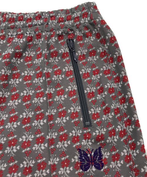 Needles（ニードルズ）Needles (ニードルズ) 総柄タックパンツ グレー×レッド サイズ:XSの古着・服飾アイテム