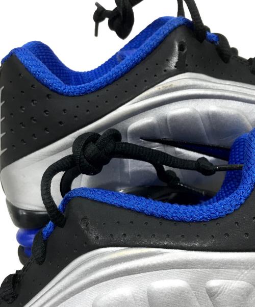 NIKE（ナイキ）NIKE (ナイキ) SHOX R4/スニーカー グレー×ブルー サイズ:US8/UK7/EUR41の古着・服飾アイテム