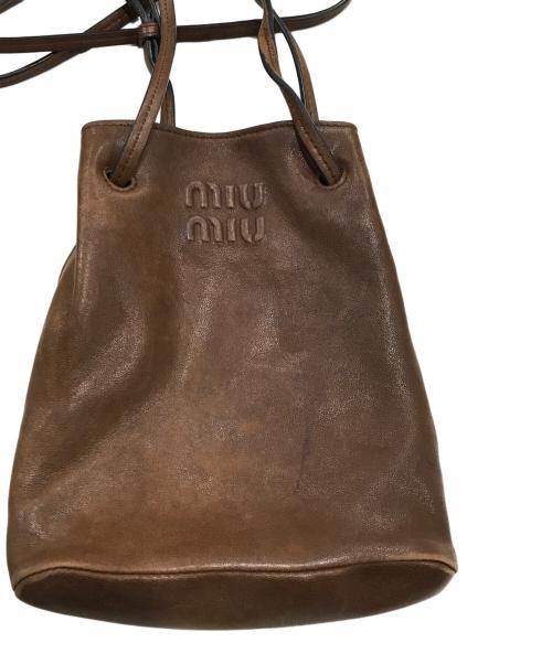 MIU MIU（ミュウミュウ）MIU MIU (ミュウミュウ) ナッパレザーミニバッグ ブラウンの古着・服飾アイテム