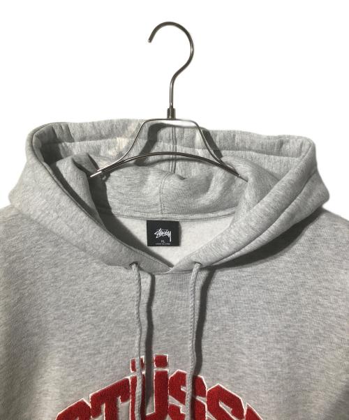 stussy（ステューシー）stussy (ステューシー) Chenille Arch Applique プルオーバーパーカー グレー サイズ:SIZE XLの古着・服飾アイテム