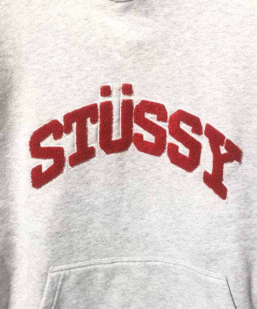 stussy（ステューシー）stussy (ステューシー) Chenille Arch Applique プルオーバーパーカー グレー サイズ:SIZE XLの古着・服飾アイテム