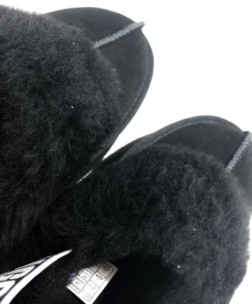 UGG（アグ）UGG (アグ) ムートンサンダル ブラック サイズ:USA7/UK5/EU38の古着・服飾アイテム