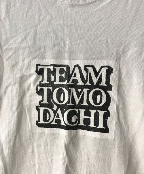 THE BLACK EYE PATCH（ブラックアイパッチ）THE BLACK EYE PATCH (ブラックアイパッチ) TEAM TOMODACHI LABEL TEE ホワイト サイズ:Mの古着・服飾アイテム