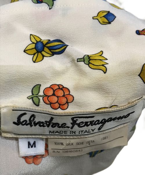 Salvatore Ferragamo（サルヴァトーレ フェラガモ）Salvatore Ferragamo (サルヴァトーレ フェラガモ) フラワープリントシルクブラウス ホワイト サイズ:Ｍの古着・服飾アイテム