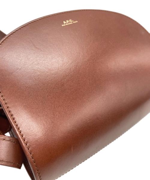 A.P.C.（アーペーセー）A.P.C. (アーペーセー) ハーフムーンショルダーバッグ ブラウンの古着・服飾アイテム
