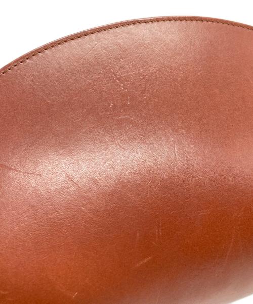 A.P.C.（アーペーセー）A.P.C. (アーペーセー) ハーフムーンショルダーバッグ ブラウンの古着・服飾アイテム