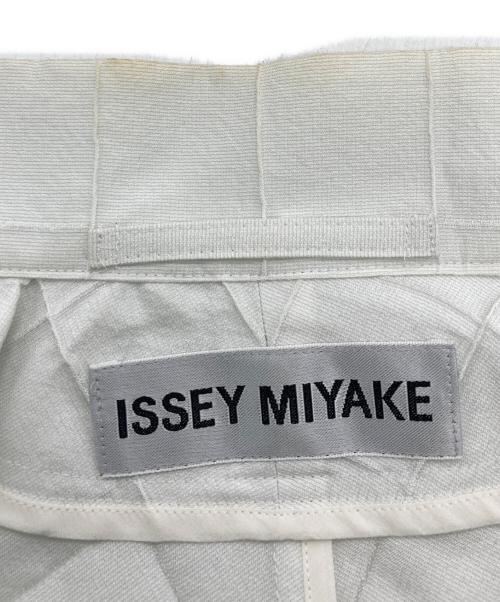 ISSEY MIYAKE（イッセイミヤケ）ISSEY MIYAKE (イッセイミヤケ) ノーカラージャケット ホワイト サイズ:2の古着・服飾アイテム