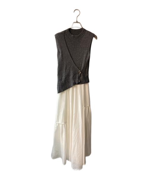 FRAY ID（フレイ アイディー）FRAY ID (フレイ アイディー) メタルブローチリブニットコンビフレアワンピース グレー×ホワイト サイズ:Mの古着・服飾アイテム