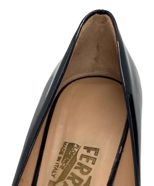 Salvatore Ferragamo（サルヴァトーレ フェラガモ）Salvatore Ferragamo (サルヴァトーレ フェラガモ) ヴァラヒールパンプス ブラック サイズ:5 1/2の古着・服飾アイテム