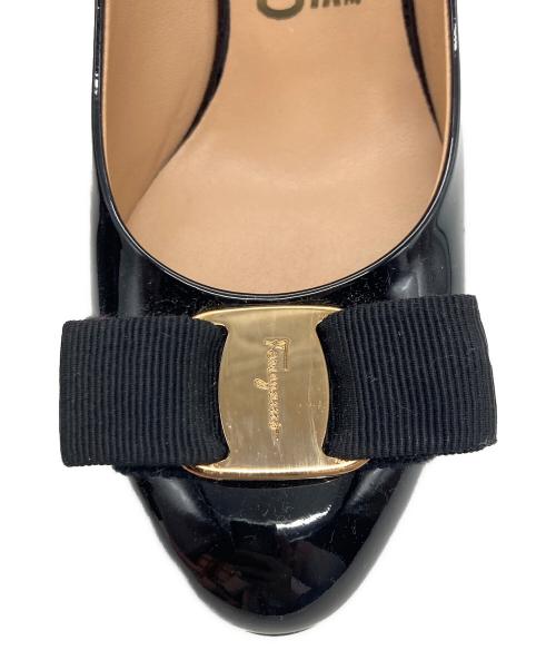 Salvatore Ferragamo（サルヴァトーレ フェラガモ）Salvatore Ferragamo (サルヴァトーレ フェラガモ) ヴァラヒールパンプス ブラック サイズ:5 1/2の古着・服飾アイテム