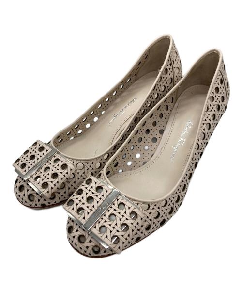 Salvatore Ferragamo（サルヴァトーレ フェラガモ）Salvatore Ferragamo (サルヴァトーレ フェラガモ) ヴァラパンチングパンプス ベージュ サイズ:6Dの古着・服飾アイテム