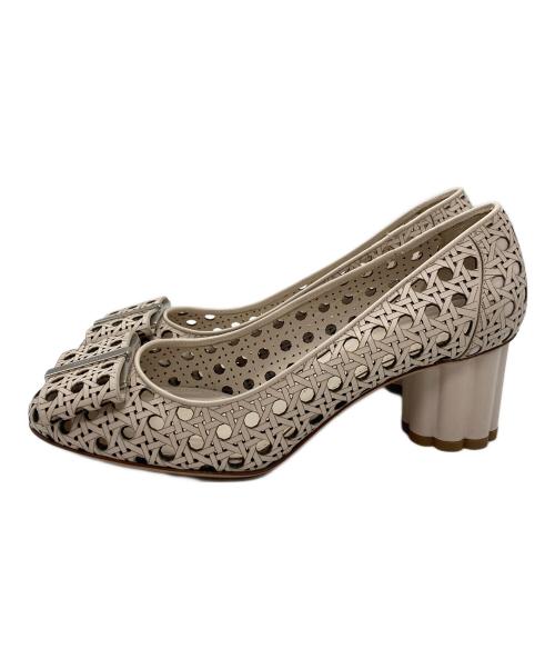 Salvatore Ferragamo（サルヴァトーレ フェラガモ）Salvatore Ferragamo (サルヴァトーレ フェラガモ) ヴァラパンチングパンプス ベージュ サイズ:6Dの古着・服飾アイテム