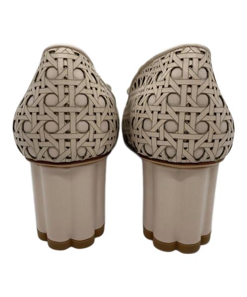 Salvatore Ferragamo（サルヴァトーレ フェラガモ）Salvatore Ferragamo (サルヴァトーレ フェラガモ) ヴァラパンチングパンプス ベージュ サイズ:6Dの古着・服飾アイテム