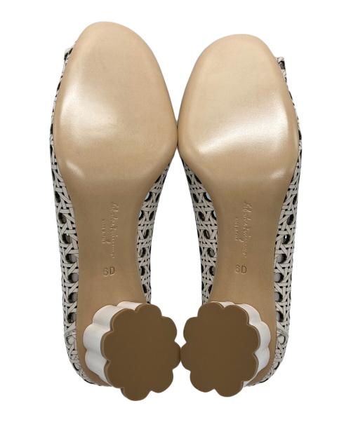 Salvatore Ferragamo（サルヴァトーレ フェラガモ）Salvatore Ferragamo (サルヴァトーレ フェラガモ) ヴァラパンチングパンプス ベージュ サイズ:6Dの古着・服飾アイテム