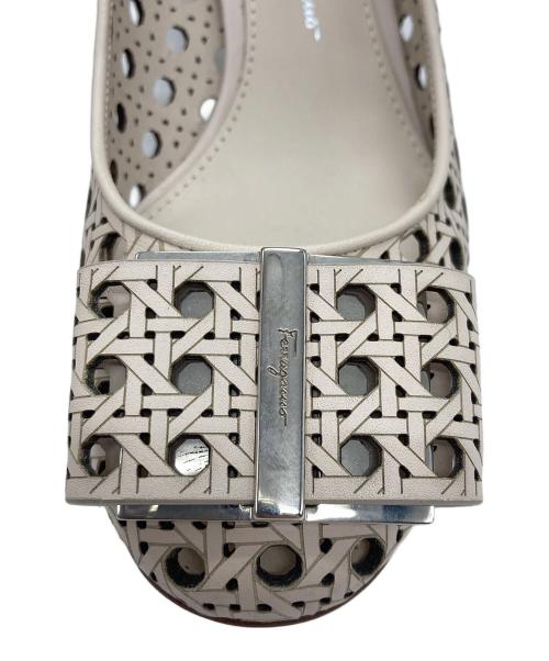 Salvatore Ferragamo（サルヴァトーレ フェラガモ）Salvatore Ferragamo (サルヴァトーレ フェラガモ) ヴァラパンチングパンプス ベージュ サイズ:6Dの古着・服飾アイテム