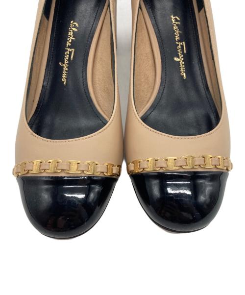 Salvatore Ferragamo（サルヴァトーレ フェラガモ）Salvatore Ferragamo (サルヴァトーレ フェラガモ) スモールヴァラ パンプス ブラック×ベージュ サイズ:5 1/2の古着・服飾アイテム