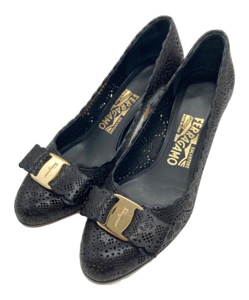 Salvatore Ferragamo（サルヴァトーレ フェラガモ）Salvatore Ferragamo (サルヴァトーレ フェラガモ) ヴァラリボン パンチングパンプス ブラック サイズ:5 1/2の古着・服飾アイテム