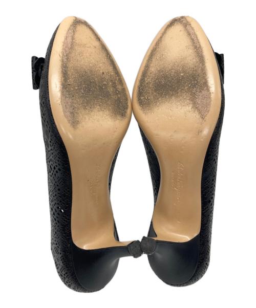 Salvatore Ferragamo（サルヴァトーレ フェラガモ）Salvatore Ferragamo (サルヴァトーレ フェラガモ) ヴァラリボン パンチングパンプス ブラック サイズ:5 1/2の古着・服飾アイテム