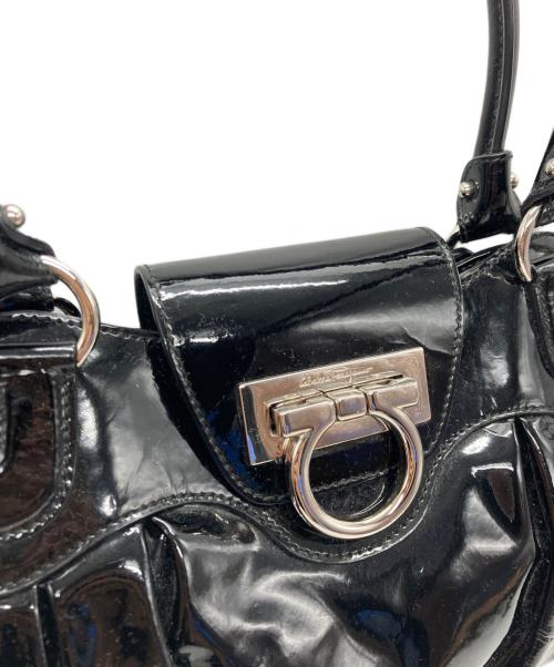 Salvatore Ferragamo（サルヴァトーレ フェラガモ）Salvatore Ferragamo (サルヴァトーレ フェラガモ) ガンチーニパテントハンドバッグ ブラックの古着・服飾アイテム