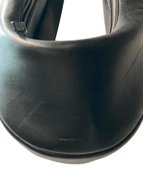 CHARLES & KEITH（チャールズアンドキース）CHARLES & KEITH (チャールズ＆キース) トニー ノットカーブホーボーバッグ ブラックの古着・服飾アイテム