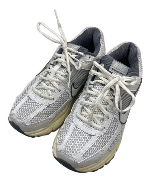 NIKE（ナイキ）NIKE (ナイキ) W ZOOM VOMERO 5 ホワイト サイズ:23.5cmの古着・服飾アイテム