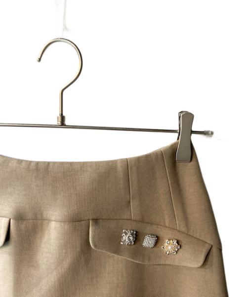 M Maglie le cassetto（エム マーリエ ル カセット）M Maglie le cassetto (エム マーリエ ル カセット) ビジューフレアスカート ベージュ サイズ:9 未使用品の古着・服飾アイテム