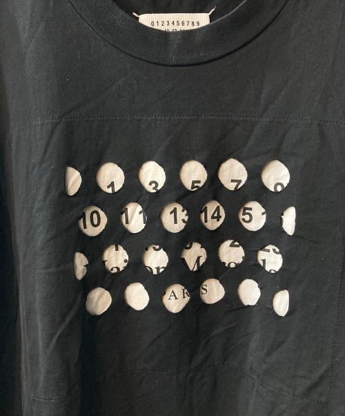 Maison Margiela（メゾンマルジェラ）Maison Margiela (メゾンマルジェラ) パンチホールカレンダーロゴオーバーサイズTシャツ ブラック サイズ:46の古着・服飾アイテム