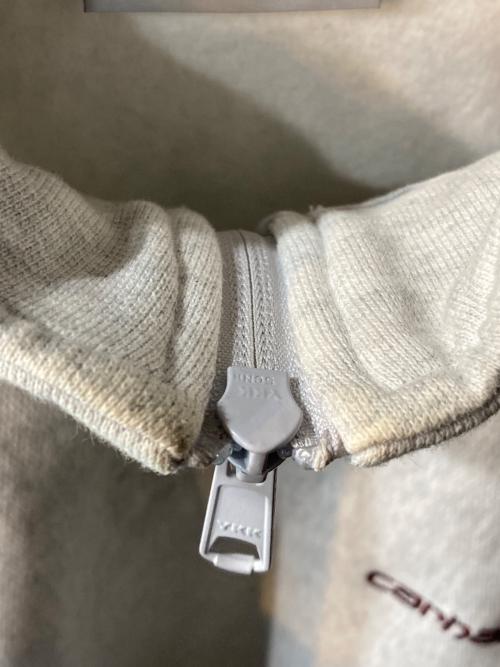 Carhartt WIP（カーハート ワークインプログレス）Carhartt WIP (カーハート ワークインプログレス) HALF ZIP AMERICAN SCRIPT SWEAT グレー サイズ:Ｓの古着・服飾アイテム