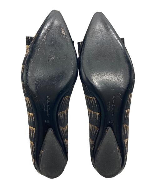 Salvatore Ferragamo（サルヴァトーレ フェラガモ）Salvatore Ferragamo (サルヴァトーレ フェラガモ) ヴァラリボンフラットパンプス ゴールド×ブラック サイズ:8 1/2の古着・服飾アイテム