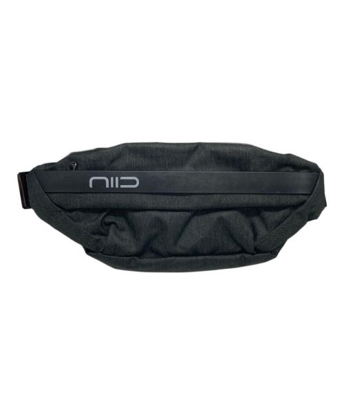 NIID（ニード）NIID (ニード) スリングショルダーバッグ グレーの古着・服飾アイテム