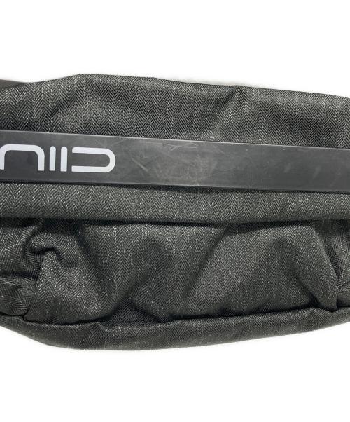 NIID（ニード）NIID (ニード) スリングショルダーバッグ グレーの古着・服飾アイテム