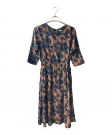 TOMORROW LAND（トゥモローランド）の古着「シャドーフラワープリント ウエストギャザーワンピース」｜ブラウン