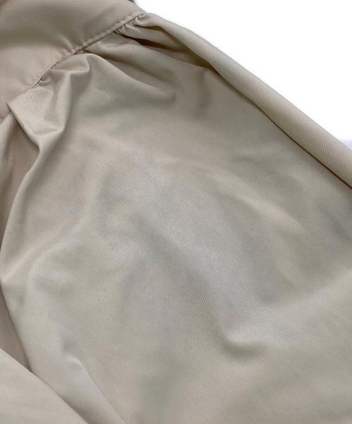Adam et Rope（アダム エ ロペ）Adam et Rope (アダム エ ロペ) メモリータフタスタンドネックブラウス ベージュ サイズ:FREEの古着・服飾アイテム