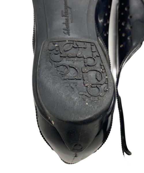 Salvatore Ferragamo（サルヴァトーレ フェラガモ）Salvatore Ferragamo (サルヴァトーレ フェラガモ) ラバーリボンサンダル ブラック サイズ:7の古着・服飾アイテム