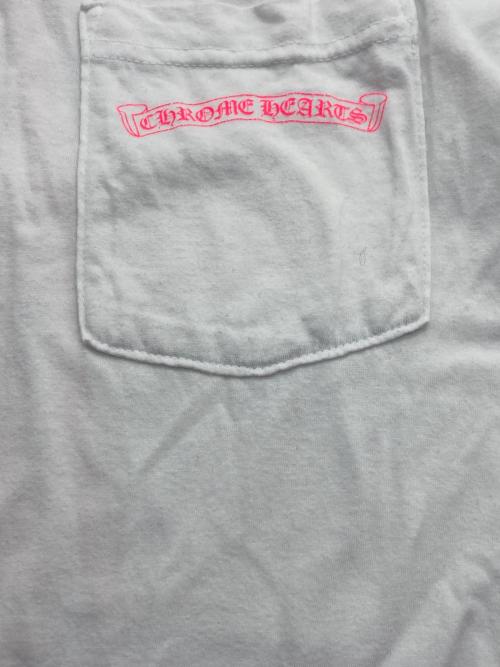 CHROME HEARTS（クロムハーツ）CHROME HEARTS (クロムハーツ) NEON PINK STRIPE LOGO T-shirt ポケットTシャツ ホワイト サイズ:XSの古着・服飾アイテム