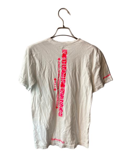 CHROME HEARTS（クロムハーツ）CHROME HEARTS (クロムハーツ) NEON PINK STRIPE LOGO T-shirt ポケットTシャツ ホワイト サイズ:XSの古着・服飾アイテム