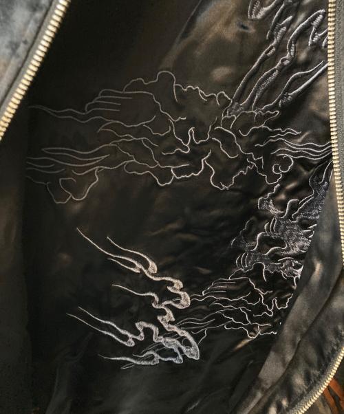 絡繰魂（カラクリダマシイ）絡繰魂 (カラクリダマシイ) 駿河湾鬼鷲刺繍スカジャン ブラック×オレンジ サイズ:Lの古着・服飾アイテム