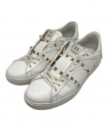 VALENTINO（ヴァレンティノ）の古着「ロックスタッズローカットスニーカー」｜ホワイト