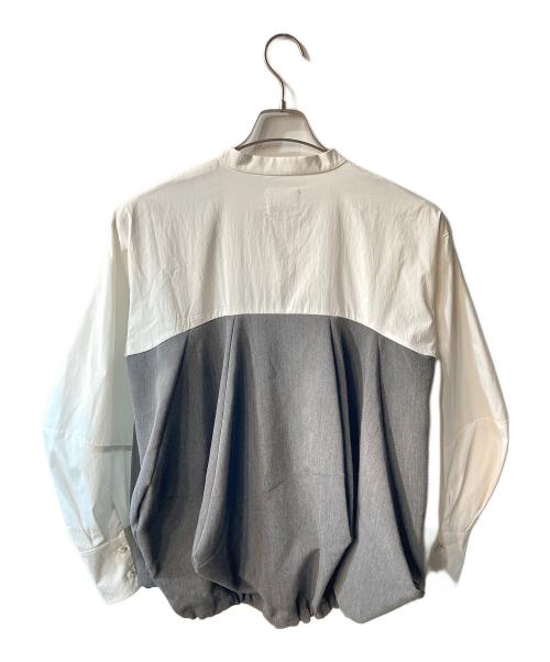 OMMO（オーエムエムオー）OMMO (オーエムエムオー) IRREGULAR PATTERN DOCKING SH  ブラウス ホワイト×グレー サイズ:FREEの古着・服飾アイテム