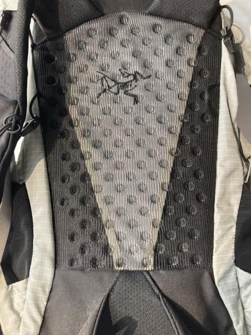 ARC'TERYX（アークテリクス）ARC'TERYX (アークテリクス) AERIOS 45 BACKPACK WOMEN/ エアリオス 45 バックパック グレーの古着・服飾アイテム