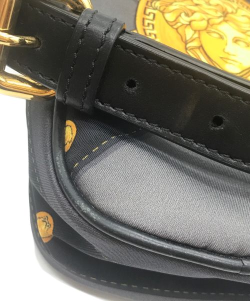 VERSACE（ヴェルサーチェ）VERSACE (ヴェルサーチ) ロゴグラフィックショルダーポーチの古着・服飾アイテム