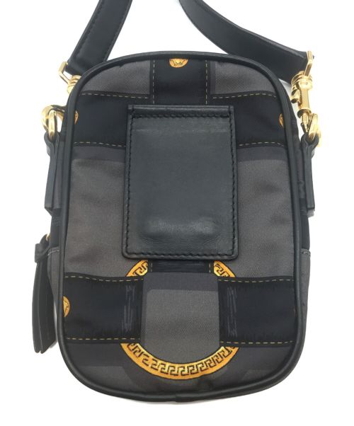 VERSACE（ヴェルサーチェ）VERSACE (ヴェルサーチ) ロゴグラフィックショルダーポーチの古着・服飾アイテム