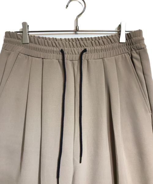 juha（ユハ）juha (ユハ) FRONT SLIT TAPERED PANTS ベージュ サイズ:1の古着・服飾アイテム