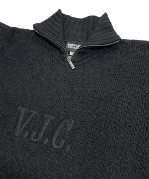 VERSACE JEANS COUTURE（ヴェルサーチ ジーンズクチュール）VERSACE JEANS COUTURE (ヴェルサーチ ジーンズクチュール) ハーフジップニット ブラック サイズ:XLの古着・服飾アイテム