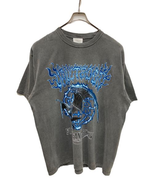 VAULTROOM（ボルトルーム）VAULTROOM (ボルトルーム) FFXIV BAHAMUT TEE グレー サイズ:XLの古着・服飾アイテム