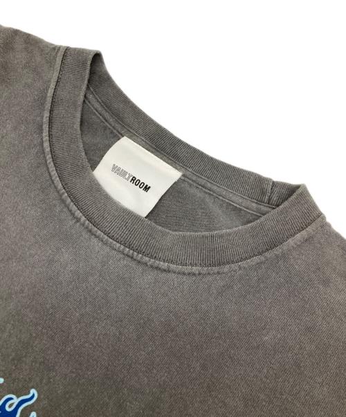 VAULTROOM（ボルトルーム）VAULTROOM (ボルトルーム) FFXIV BAHAMUT TEE グレー サイズ:XLの古着・服飾アイテム